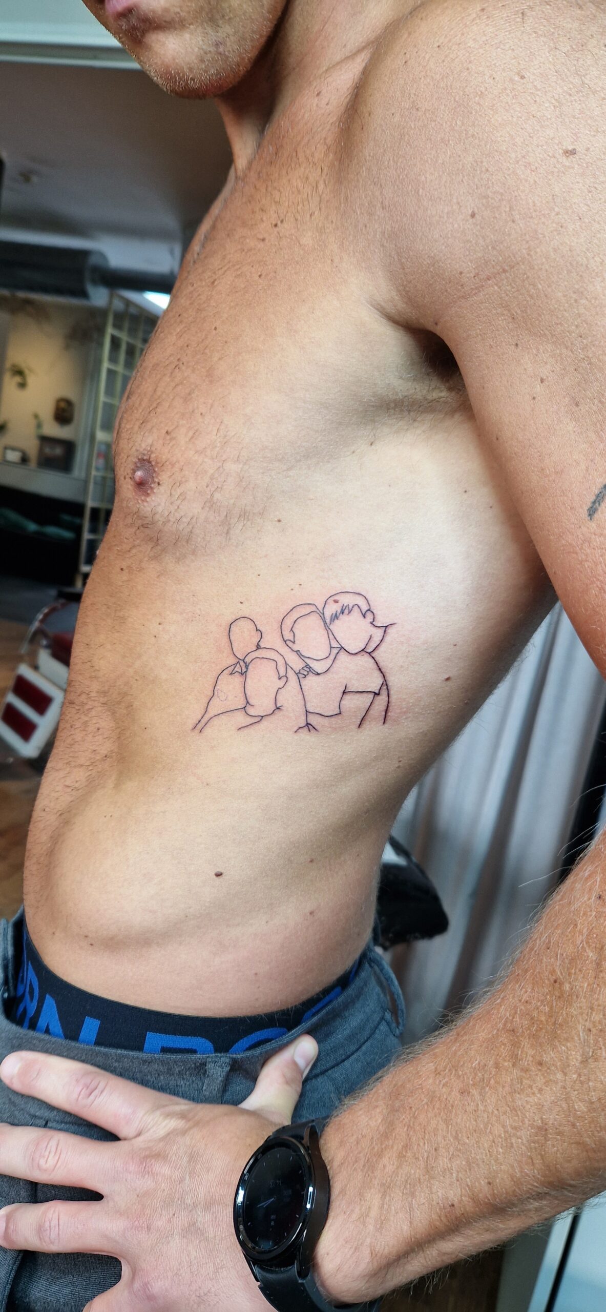 Modernt familjeporträtt i linework, gjord på Studio Gasoline i Stockholm