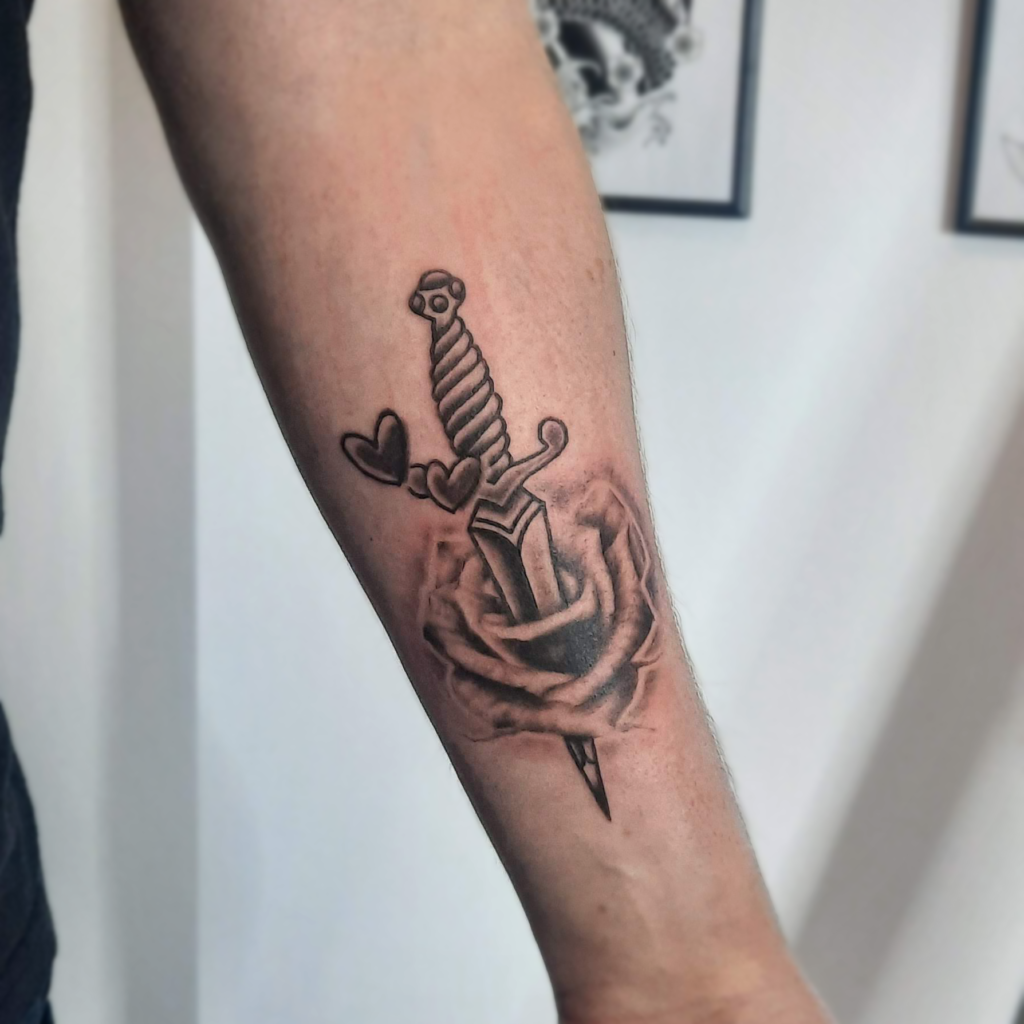 Dagger and Rose, realism and traditional