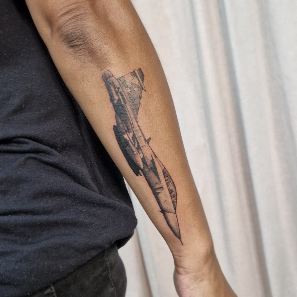 JAS gripen tatuering i illustrativ realism blackwork