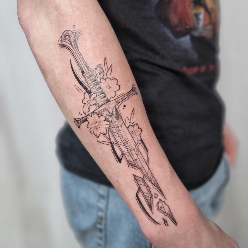 LOTR Narsil tatuering i illustrativ blackwork