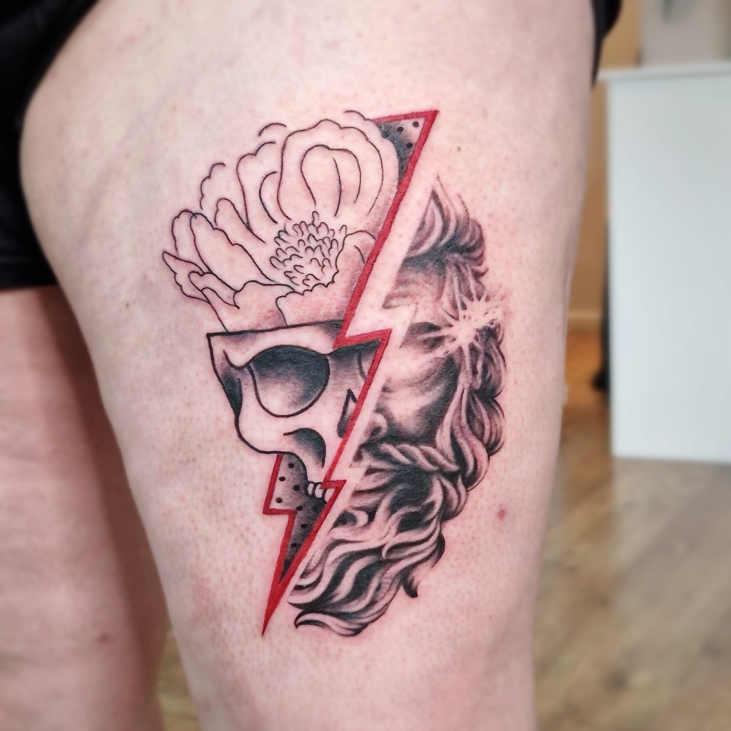 Zeus tatuering i avant garde, gjord på Studio Gasoline i Stockholm.